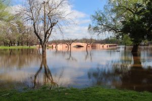 Pasaron las lluvias, pero el río volvió a crecer