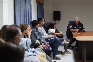 Vecinos inundados se reunieron con bomberos