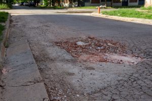 Calles hundidas y pozos, la postal que se repite
