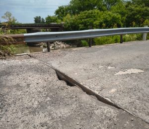 El puente del arroyo de Vagues, sin reparar desde la inundación de mayo