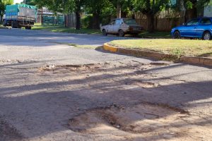 Avenida Güiraldes, también víctima de los pozos