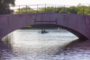 Las salidas en kayak por el río, otro atractivo del verano arequero