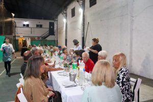Los vecinos de Plaza Gómez tuvieron su clásica cena de arranque de año