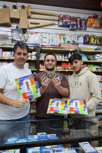 Arrancó la locura: ya llegaron a Areco las figuritas del Mundial