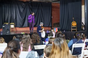 Tarde de circo en el Salón Guerrico con la compañía Chirimbola