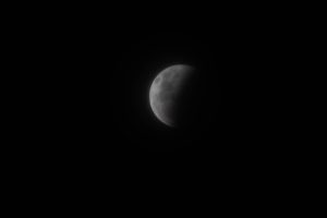 Las nubes complicaron ver el eclipse lunar en Areco