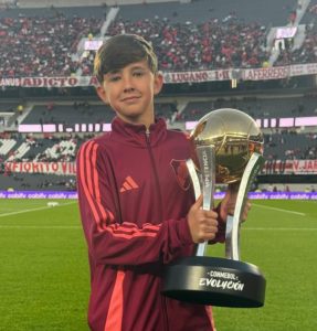 El arequero Agustín Medel, homenajeado en el Monumental por ser campeón CONMEBOL con la Sub 13 de River